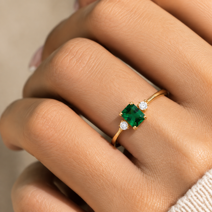 Emerald Halo Ring — Timeless Elegance for Every Moment